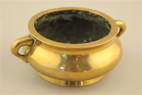 A Chinese bronze gui censer, Xuande mark, 18th / 19th century, width 18cm, weight 960g.